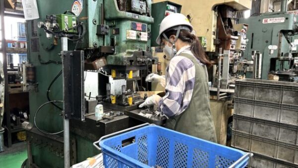 女性でも製造業で活躍できる！知識ゼロからでも大丈夫な職場とはサムネイル